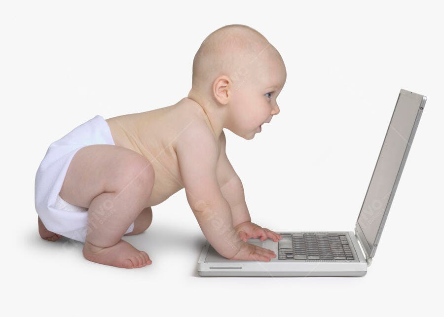 Bebê curioso explorando laptop