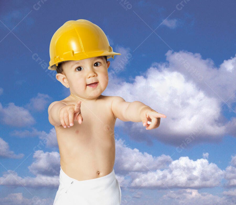 Bebê com capacete amarelo apontando para o céu
