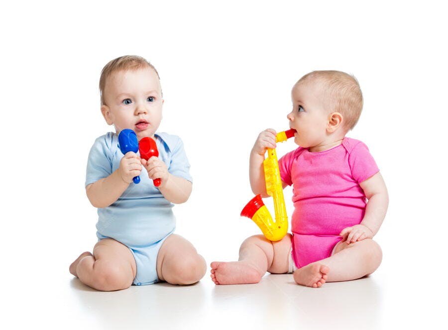 Bebês brincando com instrumentos musicais