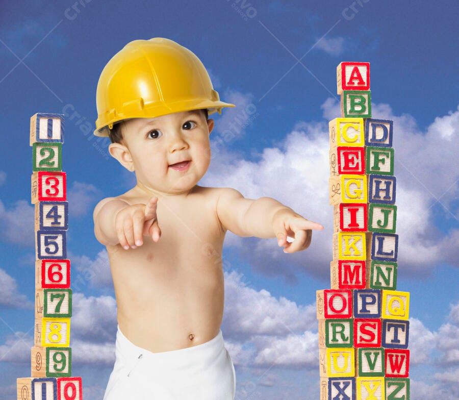Bebê com capacete apontando para blocos de letras e números