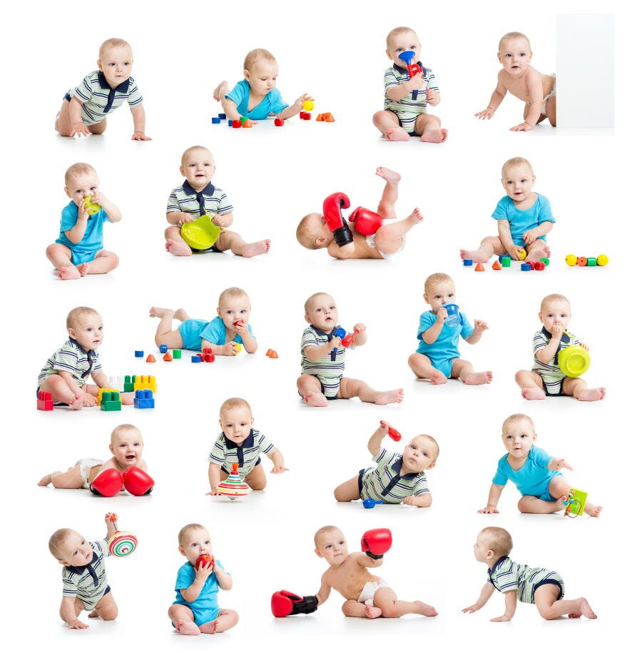 Bebês brincando com brinquedos coloridos