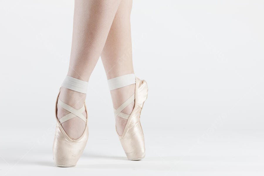 Pés de bailarina em ponta sapatos nude