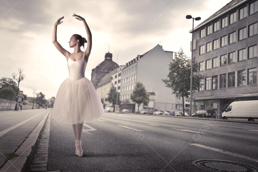 Bailarina em rua urbana paisagem cinzenta