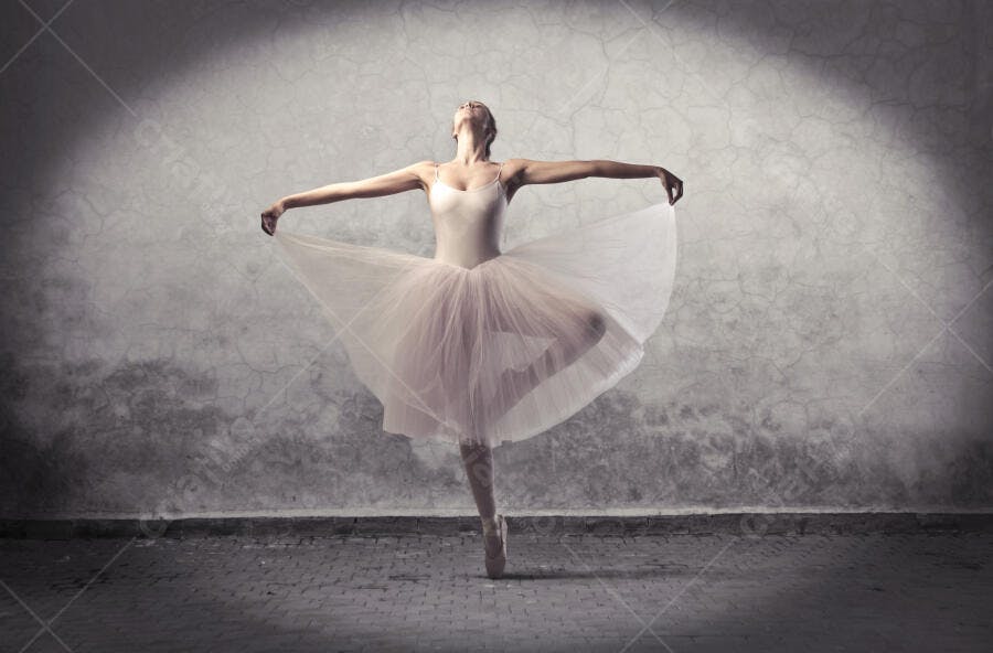 Bailarina em postura clássica fundo cinza