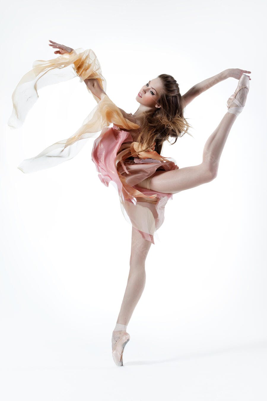 Bailarina em arabesque com vestido rosa e bege