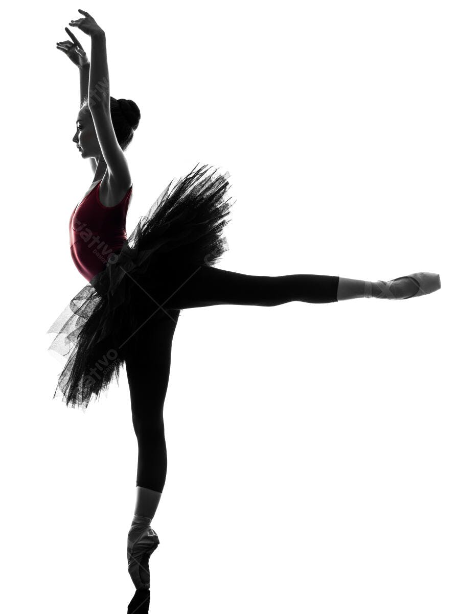 Bailarina em pose elegante com tutu preto