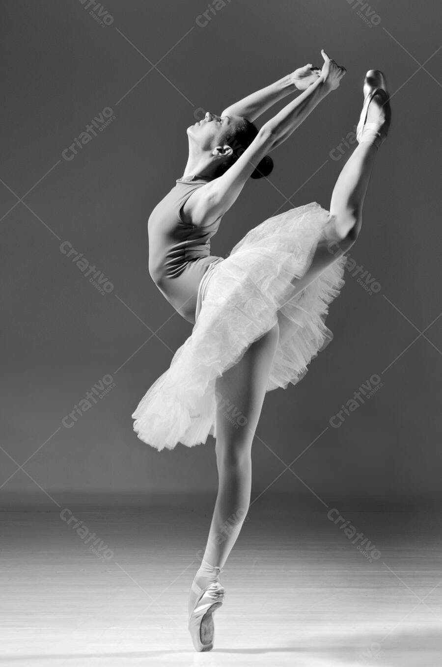 Bailarina em arabesque em estúdio