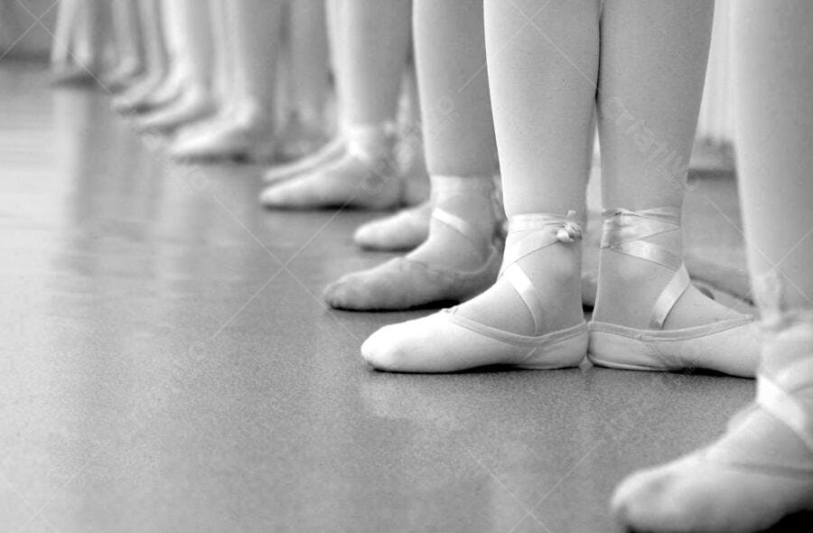 Pés de bailarinas em sapatilhas