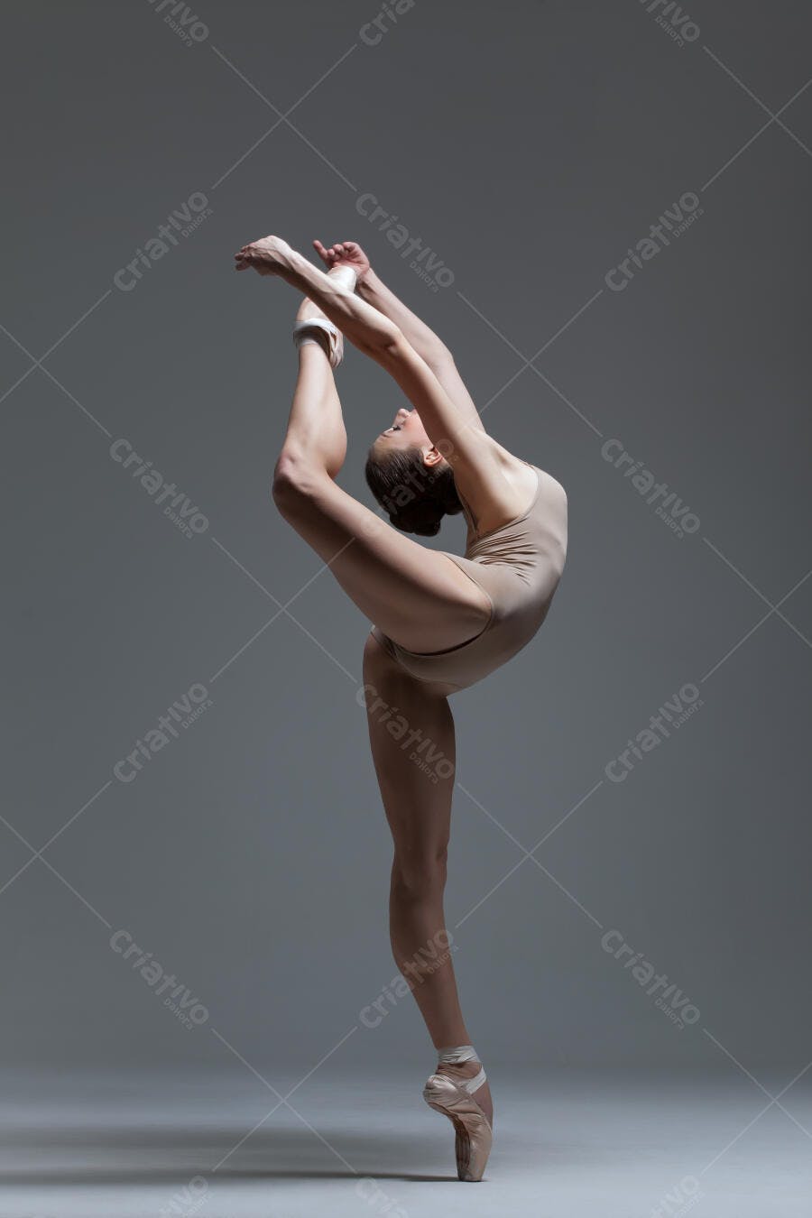 Bailarina em pose de arabesque