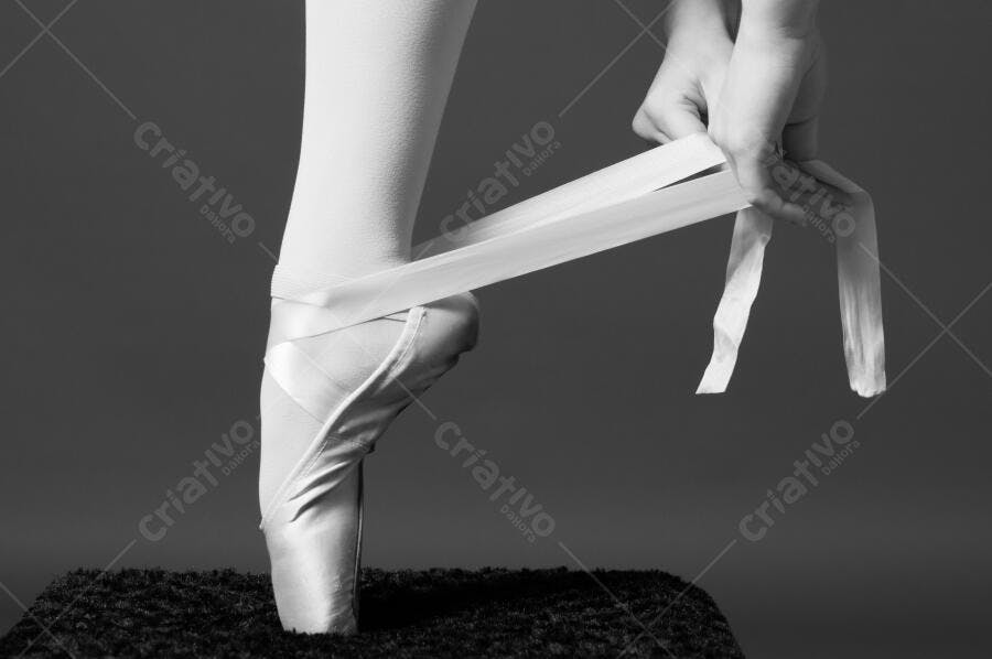 Bailarina ajustando fita de ponta em estúdio