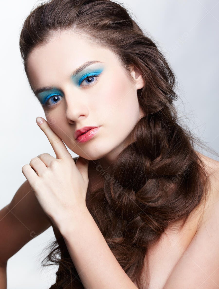 Modelo com maquiagem azul e cabelo longo