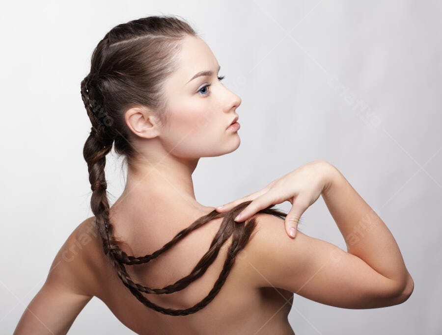 Mulher com trança elaborada cabelo castanho