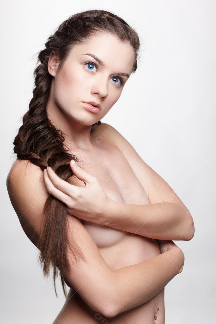 Modelo com trança e olhos azuis fundo claro