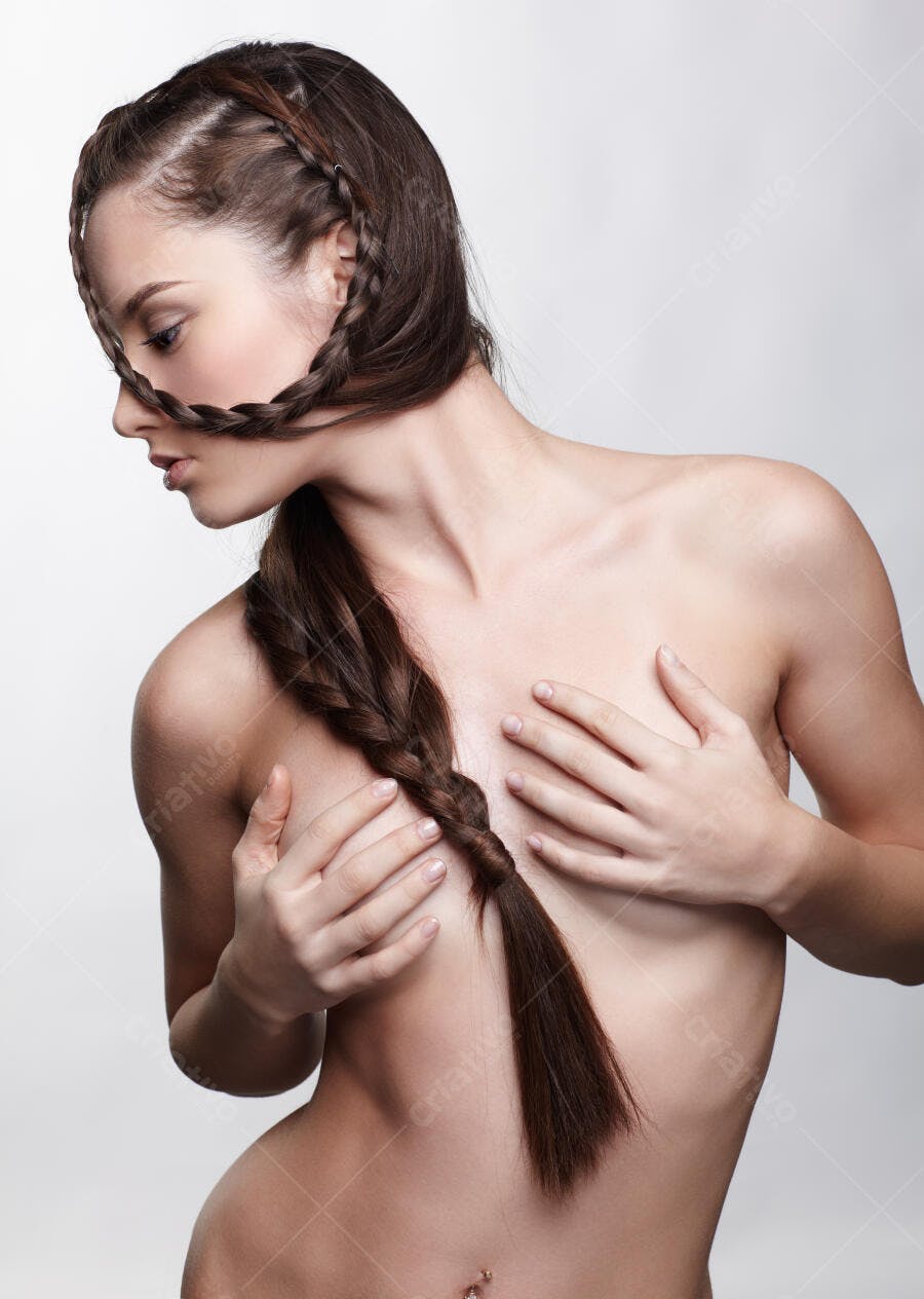 Mulher com trança elaborada no cabelo castanho