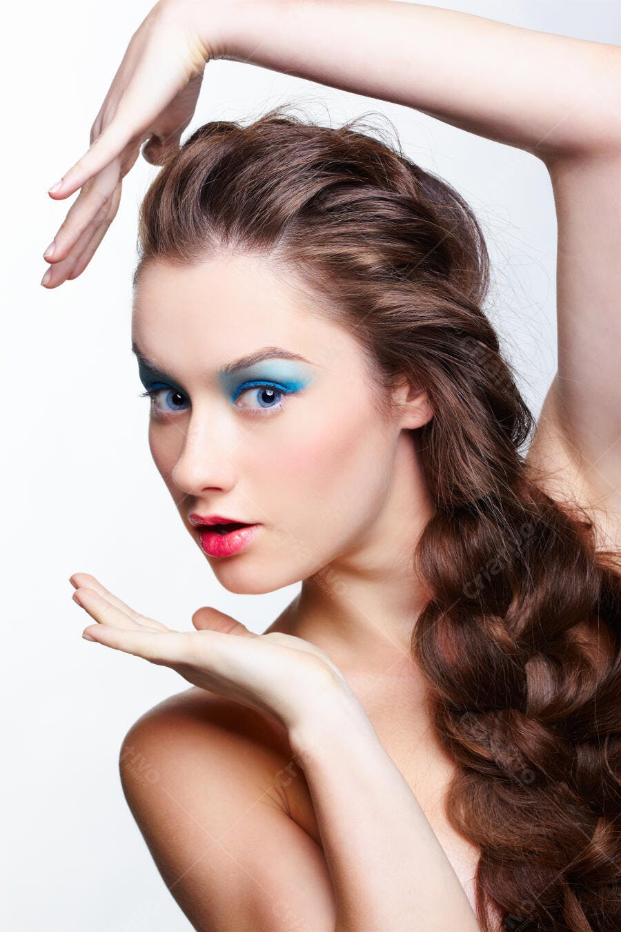 Modelo com maquiagem azul e cabelo trançado