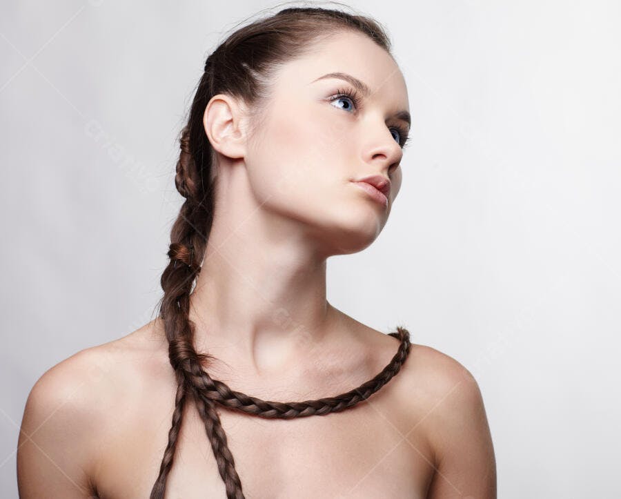 Mulher com trança longa como colar