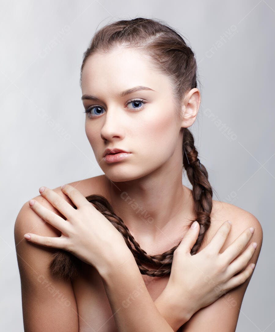 Modelo com trança segurando o cabelo