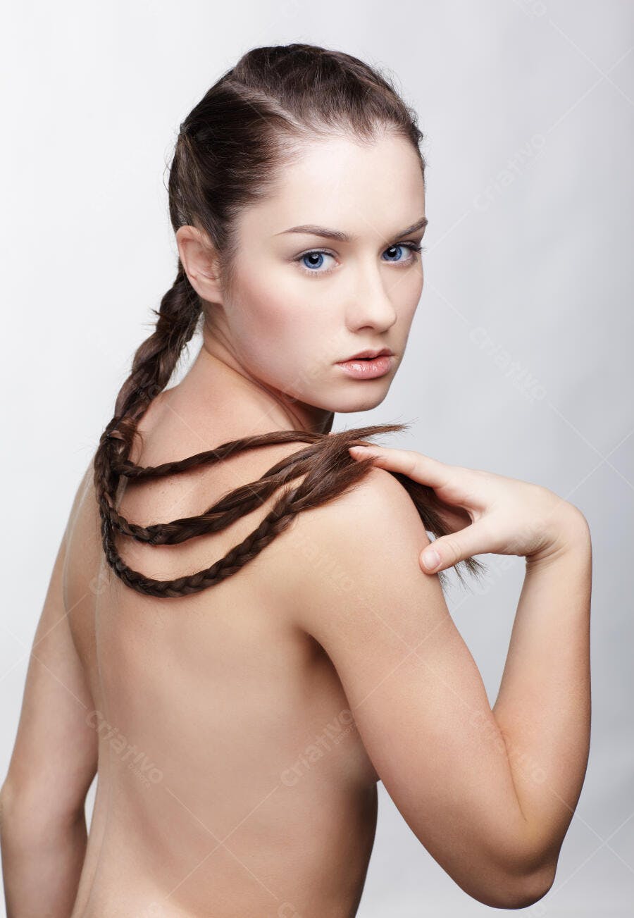 Mulher com tranças longas nas costas