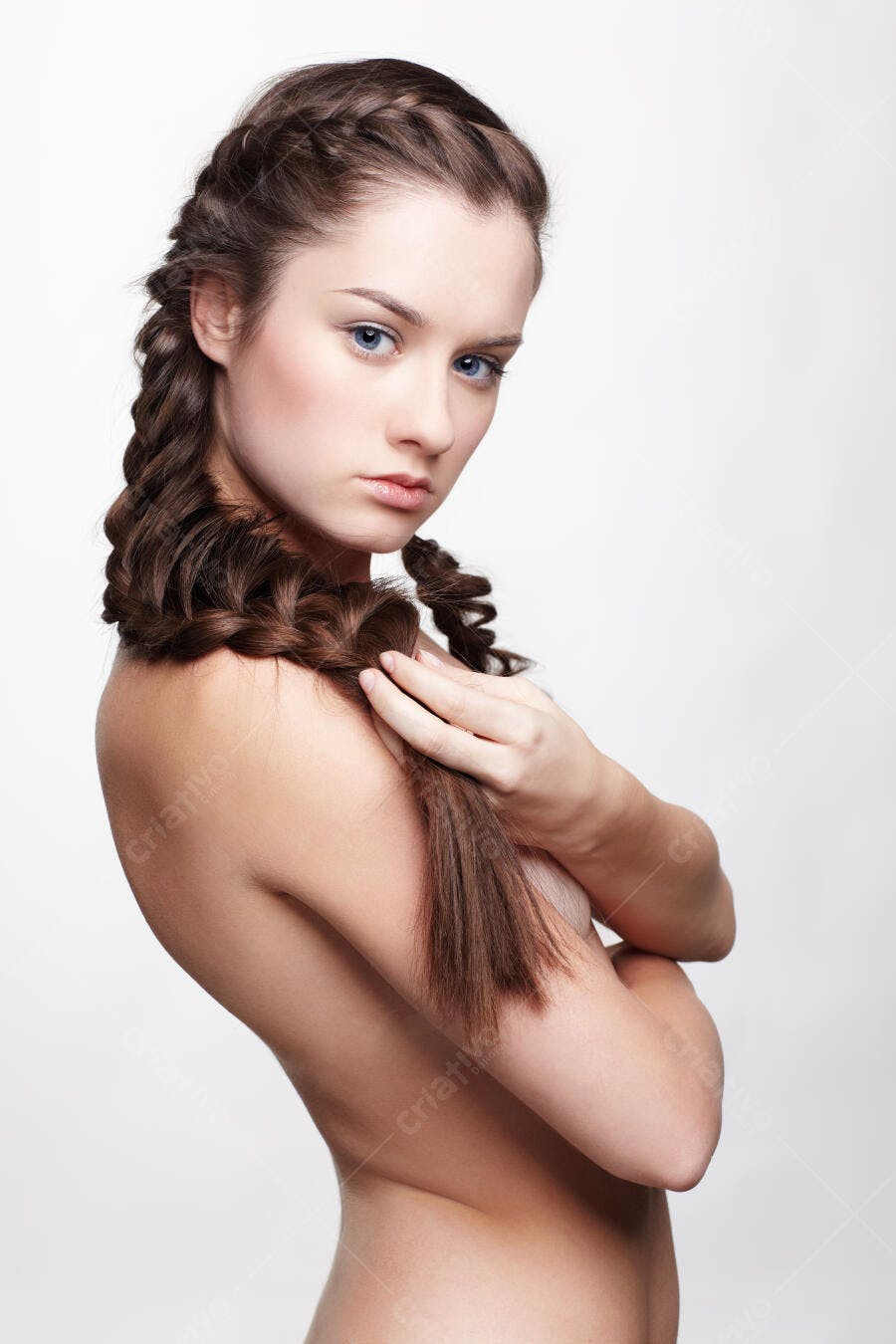 Mulher com tranças longas e cabelo castanho