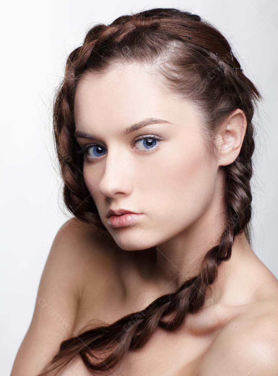 Mulher com trança e olhos azuis