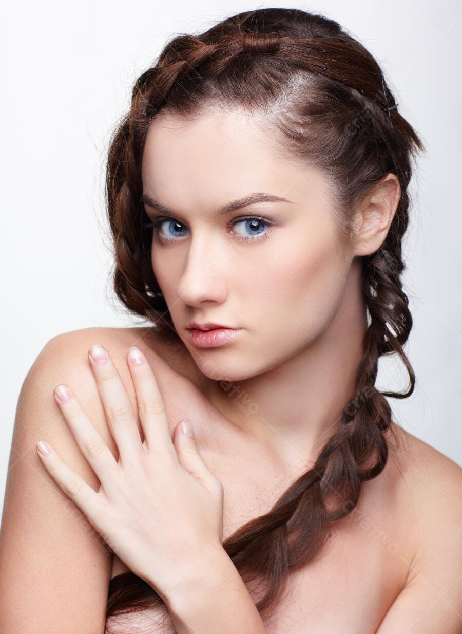 Mulher com trança e olhos azuis