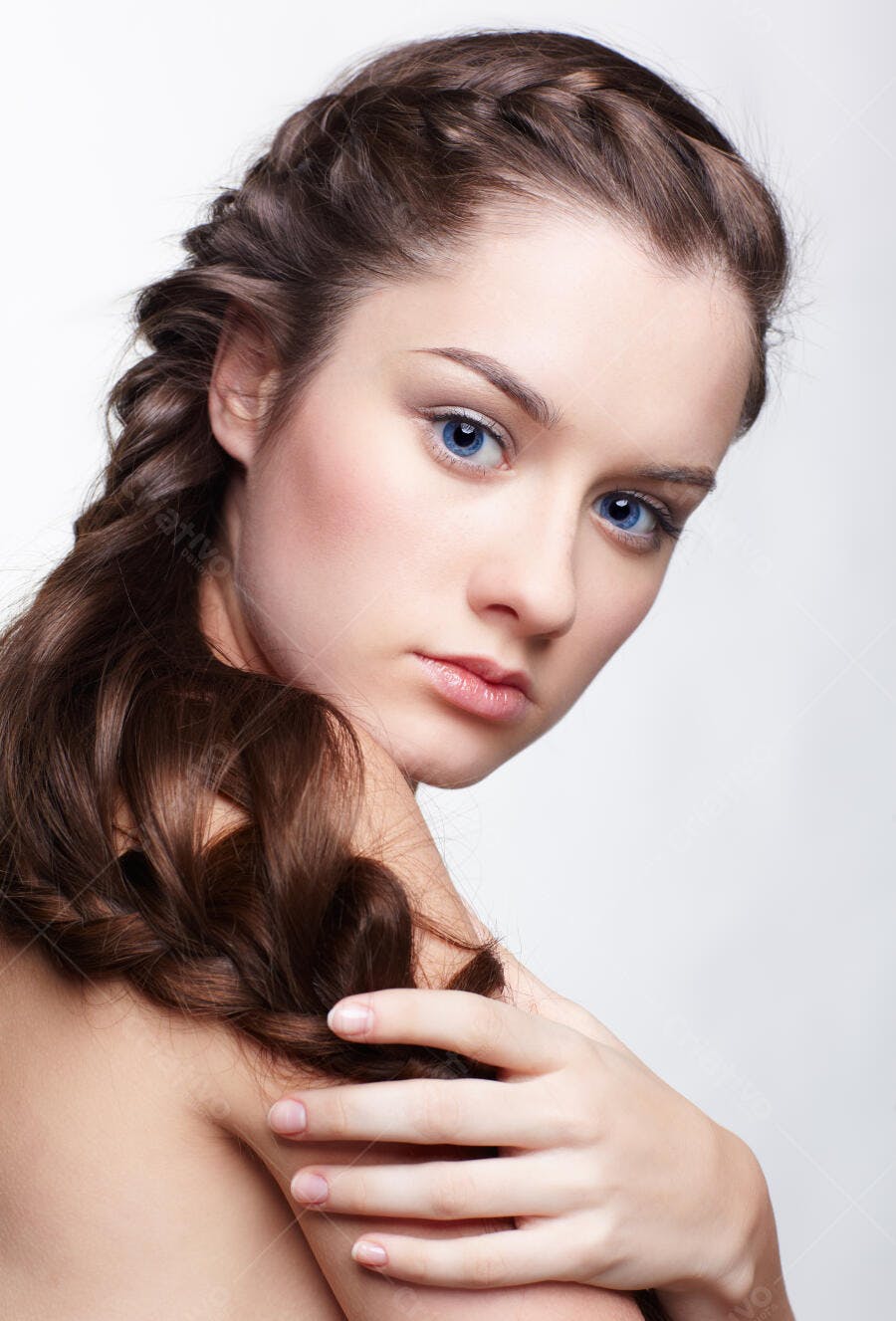 Modelo com Cabelo Trançado e Olhos Azuis