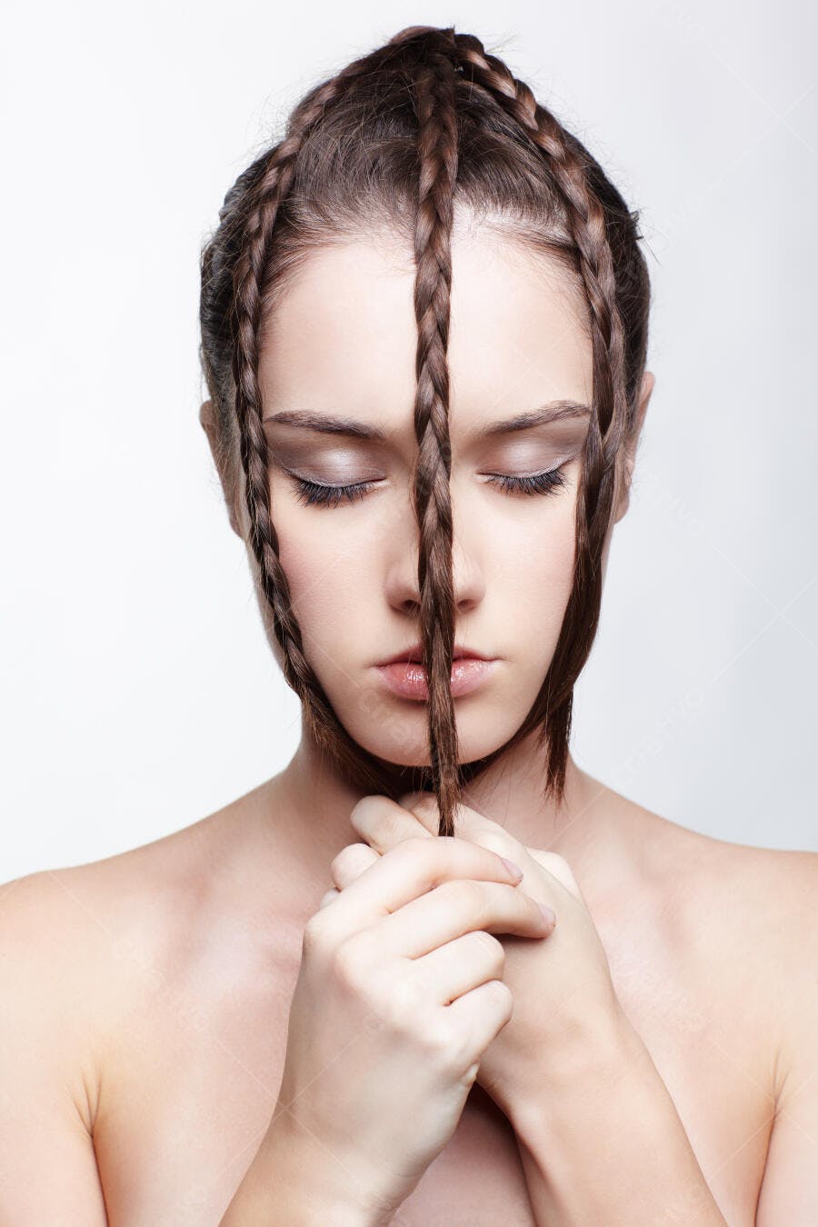 Mulher com tranças elaboradas cabelo castanho