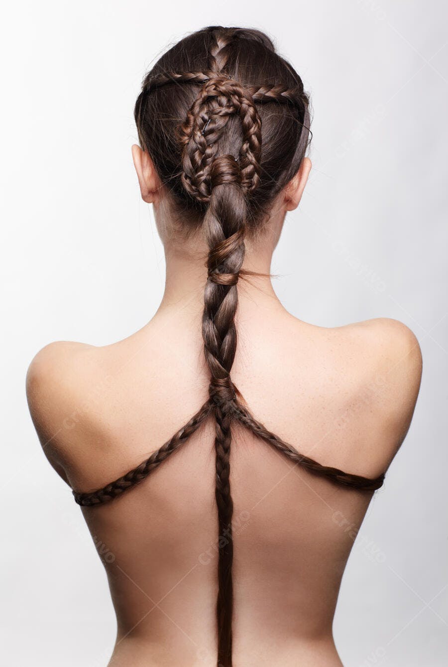 Trança elaborada em cabelo castanho