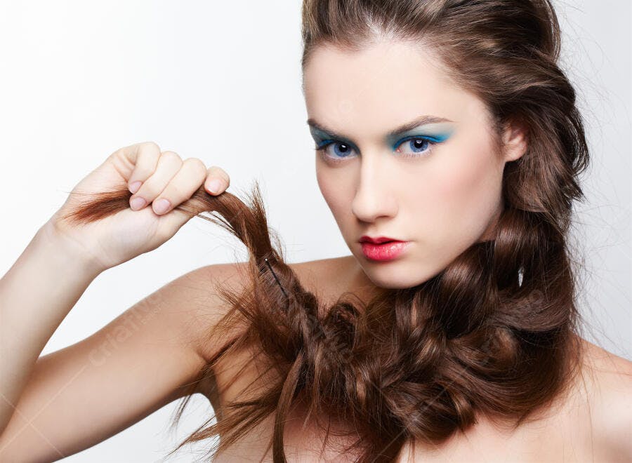 Modelo com trança e maquiagem azul