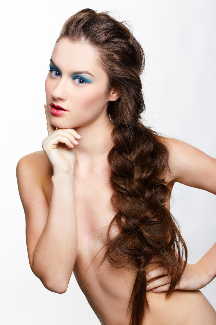 Modelo com trança e maquiagem azul