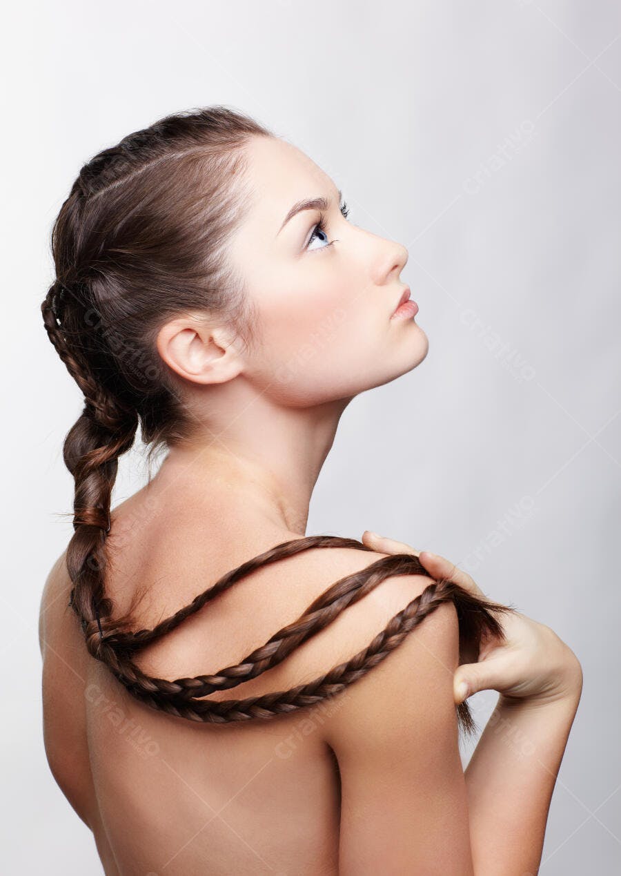 Trança longa e elaborada em cabelo castanho