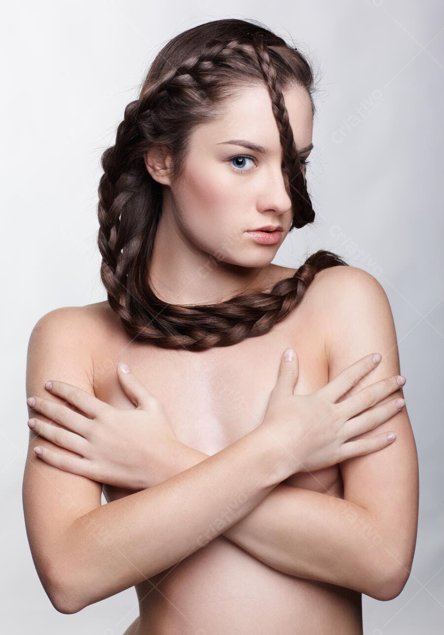 Modelo com tranças elaboradas no cabelo castanho