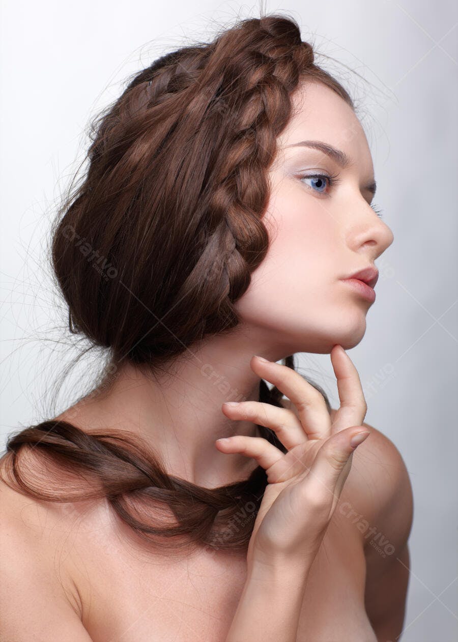 Mulher com trança elaborada cabelo castanho