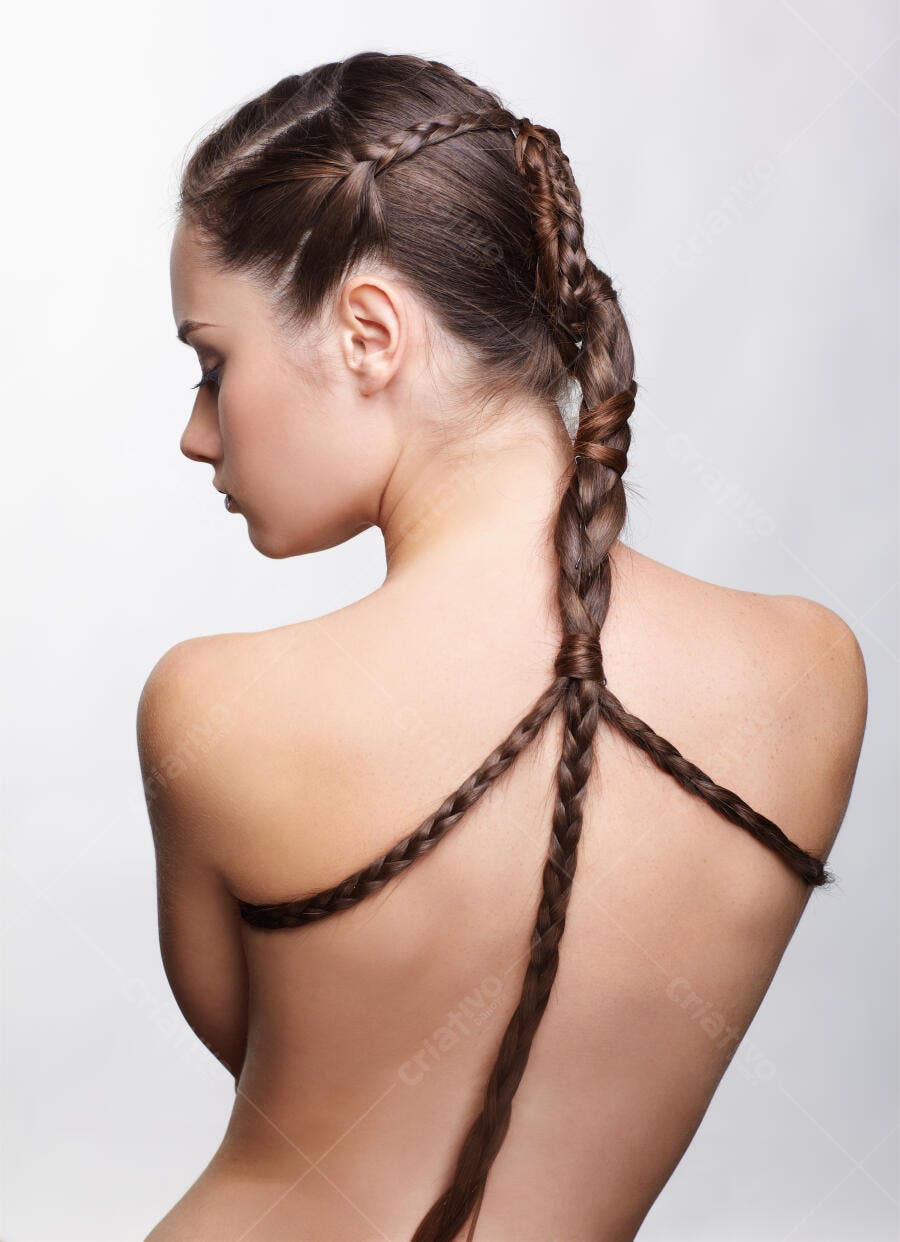 Trança elaborada em cabelo castanho