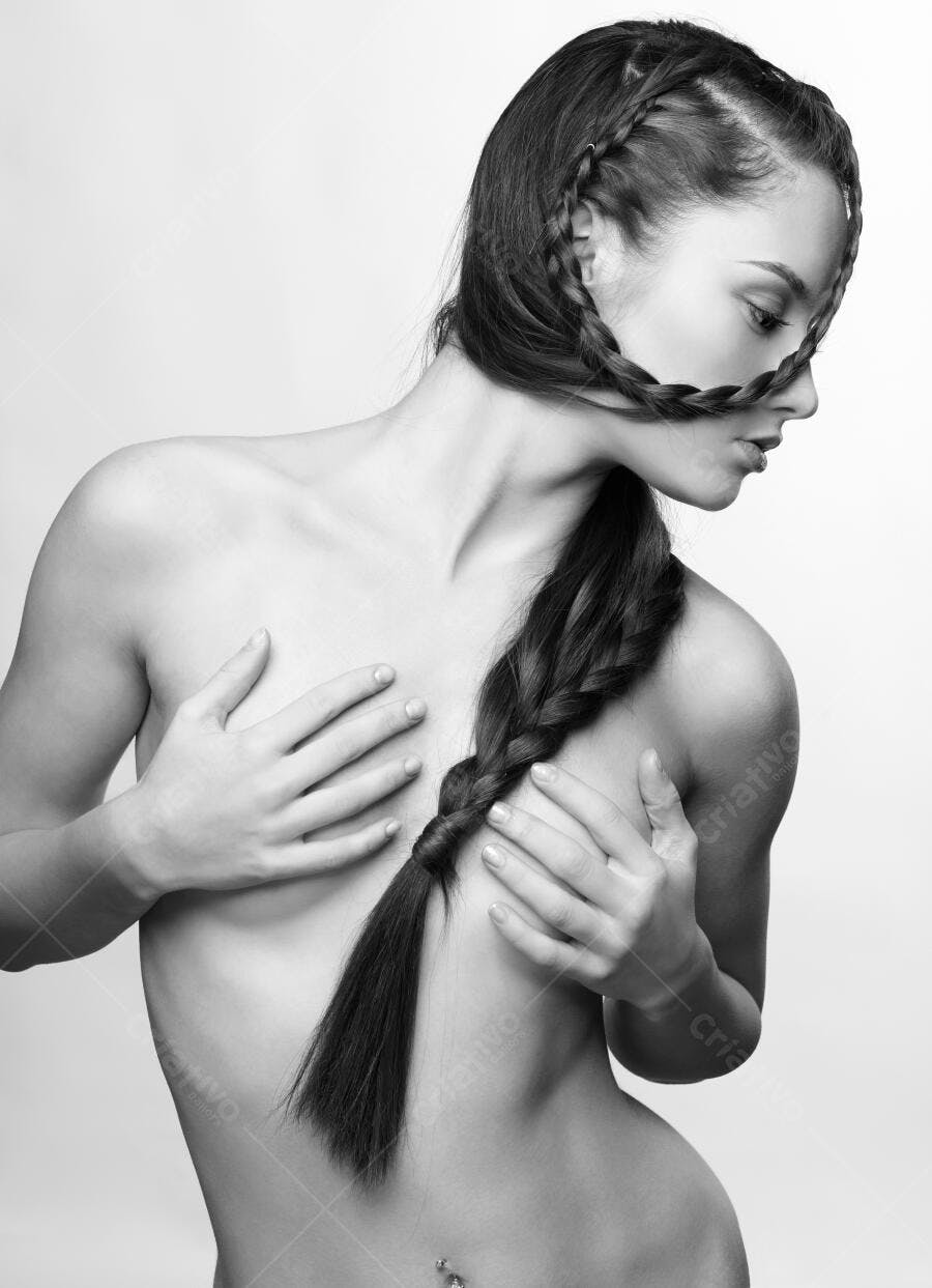 Mulher com trança elaborada e corpo nu
