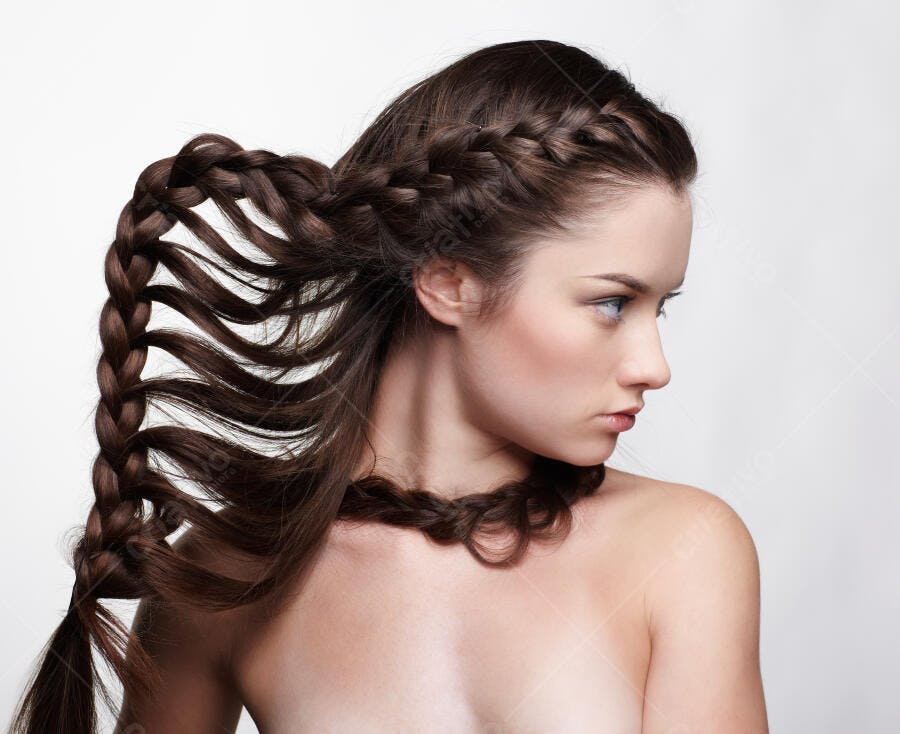 Trança elaborada em cabelo castanho longo
