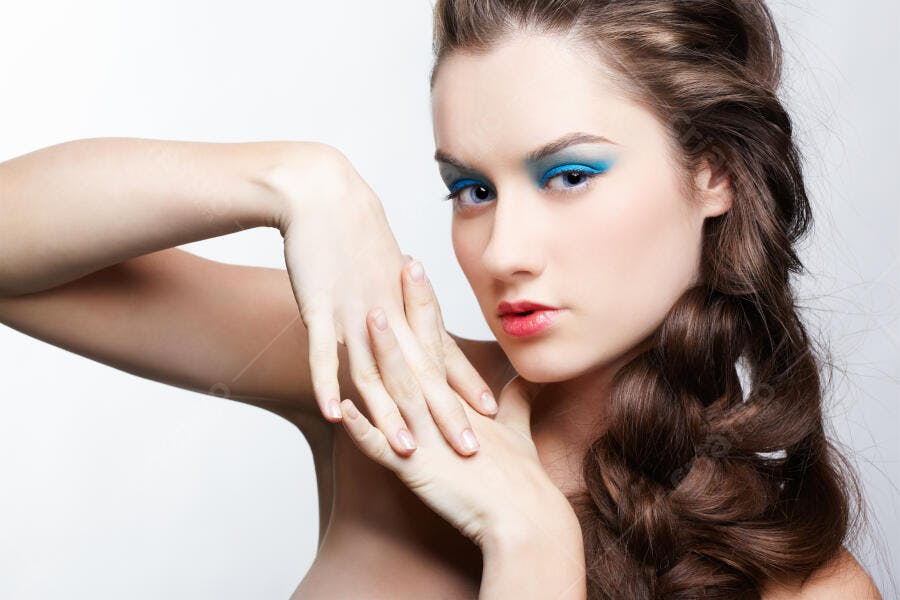 Modelo com maquiagem azul e trança