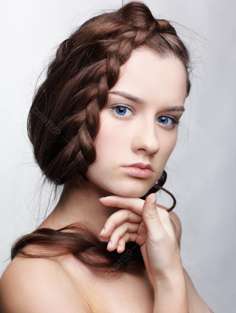 Mulher com trança e olhos azuis