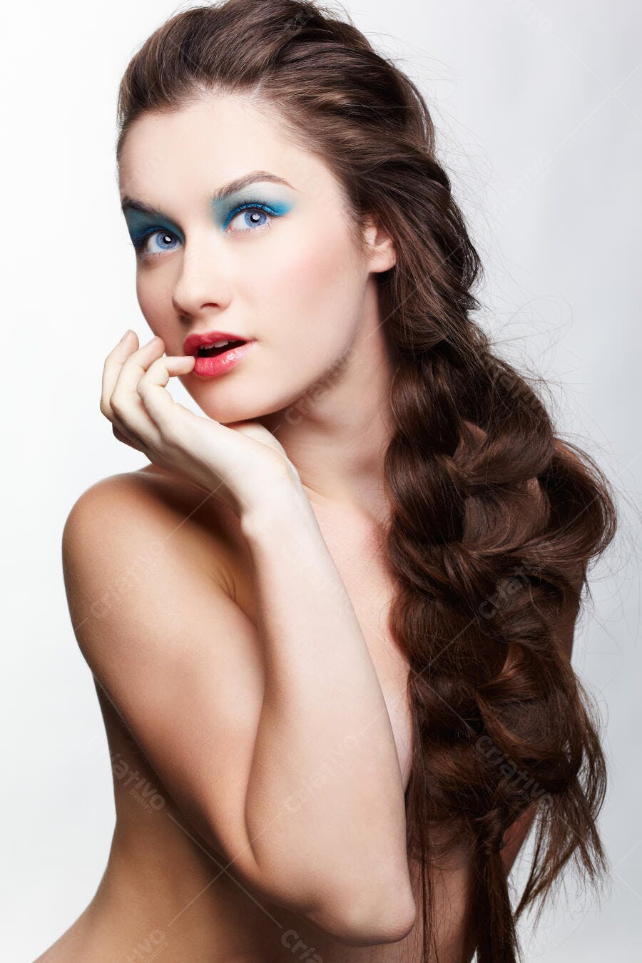 Modelo com maquiagem azul e trança