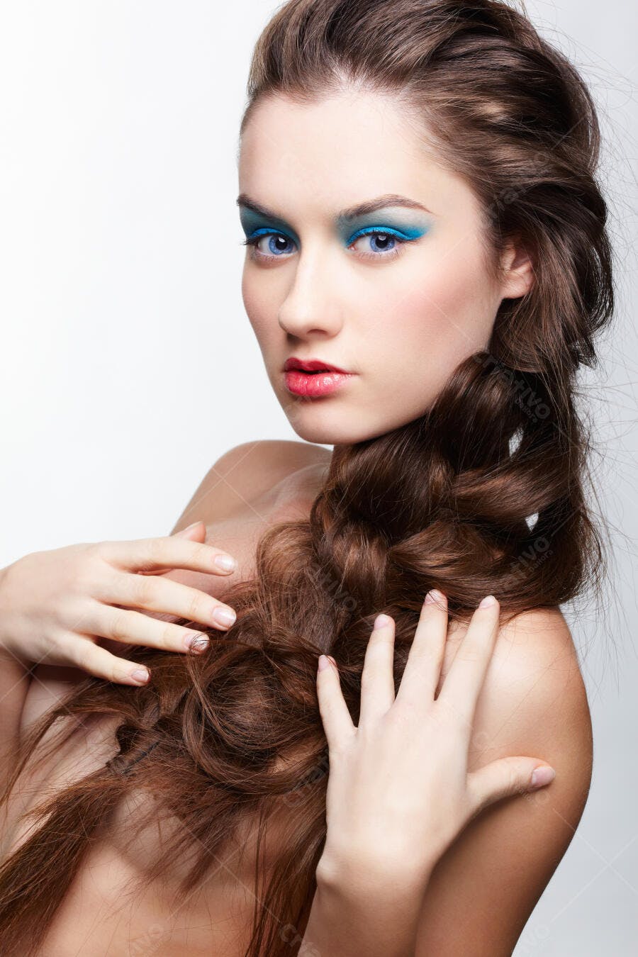 Mulher com trança e maquiagem azul