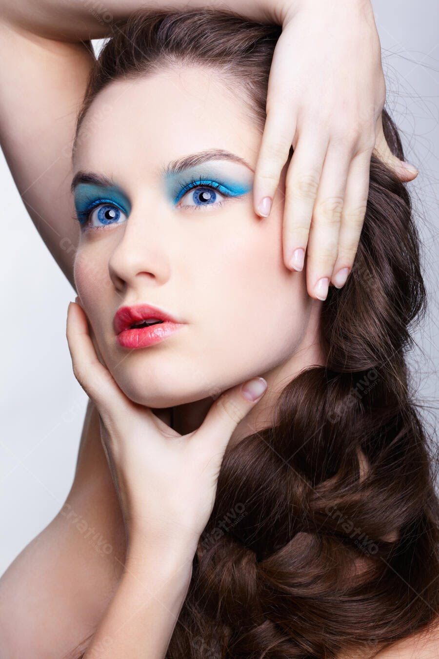 Modelo com maquiagem azul e cabelo trançado