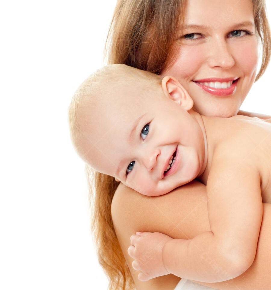 Bebê sorrindo nos braços da mãe