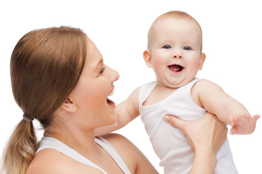 Mãe e bebê sorrindo fundo branco