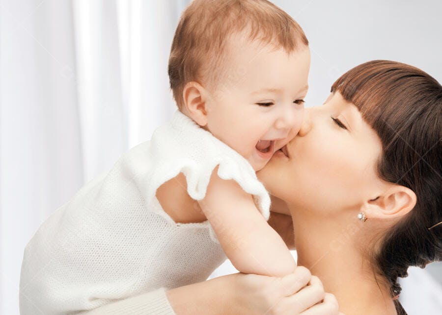 Mãe beijando bebê alegre em casa