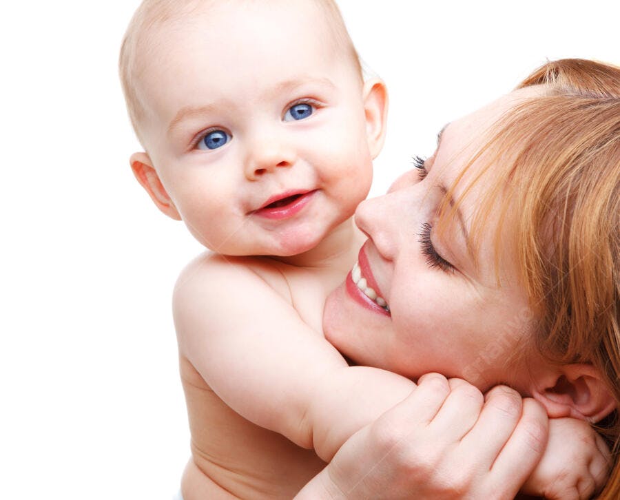Bebê com olhos azuis nos braços da mãe