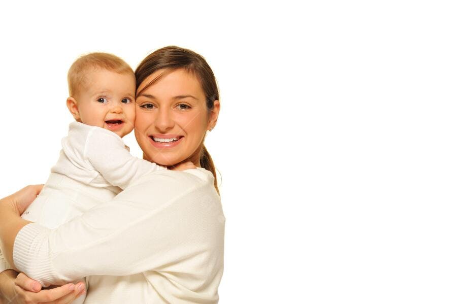 Mãe e bebê sorrindo fundo branco