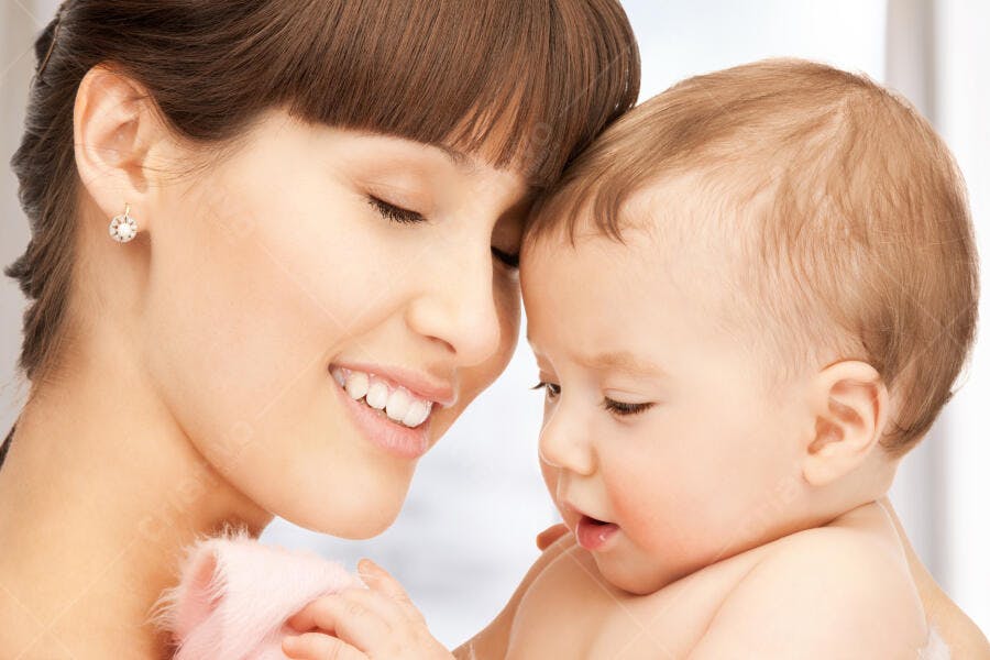 Mãe e bebê sorrindo juntos