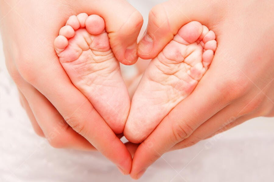 Pés de bebê em formato de coração