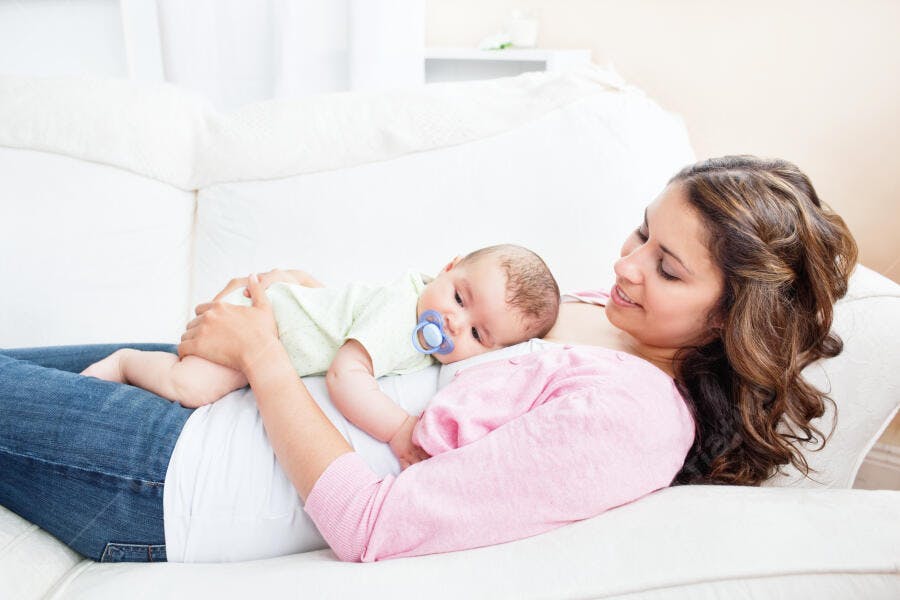 Mãe e bebê dormindo no sofá