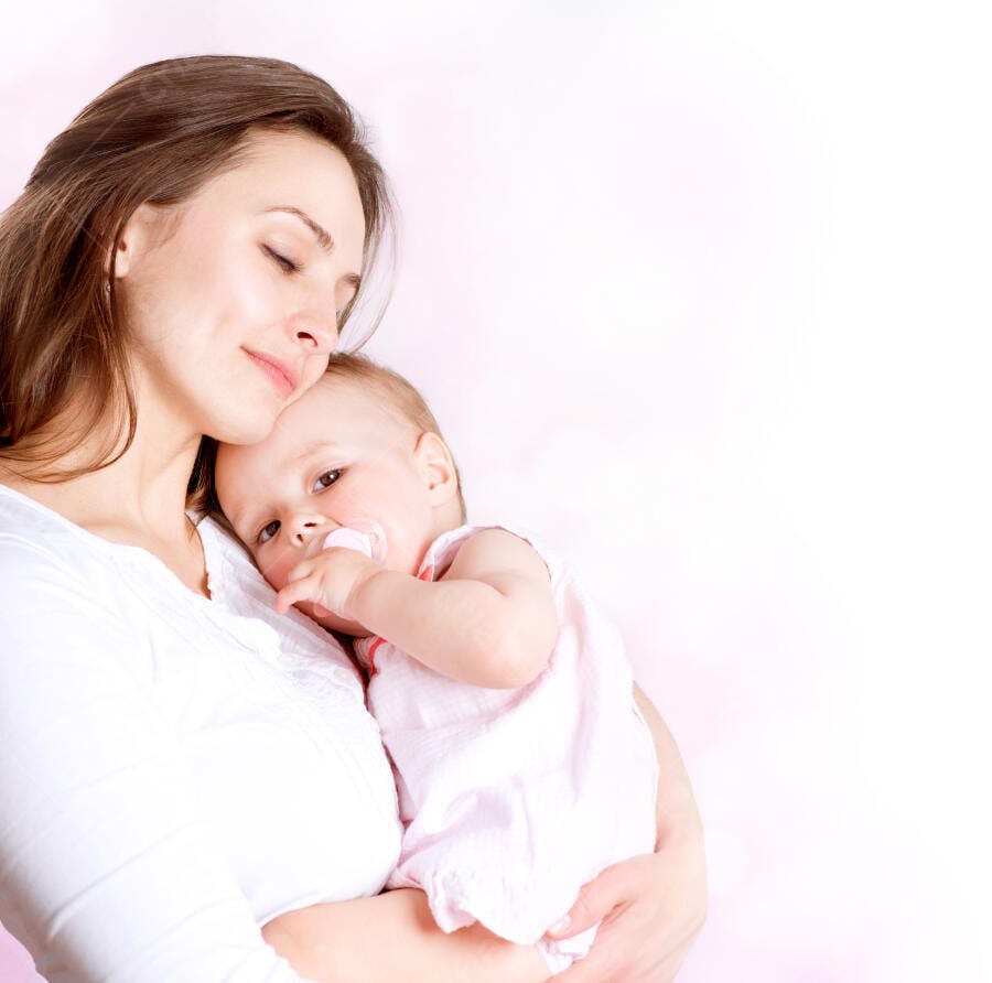 Mãe e Bebê sorrindo em fundo rosa